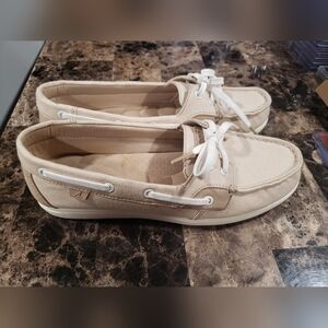 Beige/white Sperry loafer size 7m in women's.